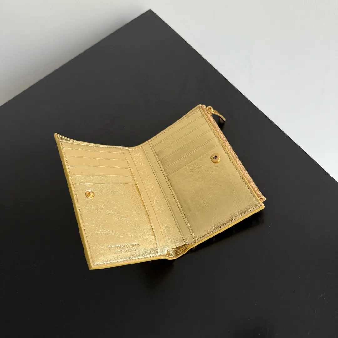 Batch 960 of BOTTEGA VENETA’s new woven small wallets are now shipping! ! ! 🥰🥰Made of carefully selected first-layer sheepskin fabric, this small luxury wallet has an elegant appearance and is also full of practicality. It can store change, driver's license and various cards at the same time. It is so small that it can be put in your pocket and carried with you. It is really convenient [Applause][Applause] Style No.: 667468 Size: 14.5*9.3*2cm